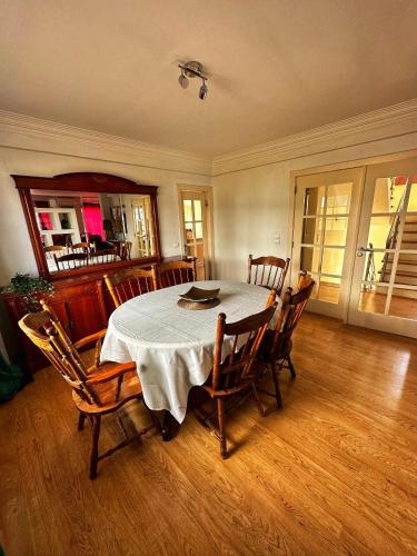 a dining room with a table and chairs at Oceans house - Pool, Sauna, 26 Sleeps, 7m to beach in Carcavelos