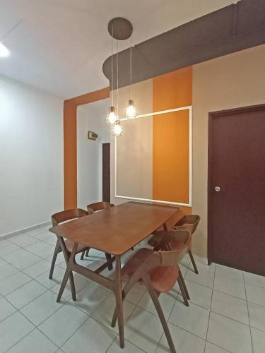 - une salle à manger avec une table et des chaises en bois dans l'établissement Ova's Homestay Vista Minintod, à Donggongon