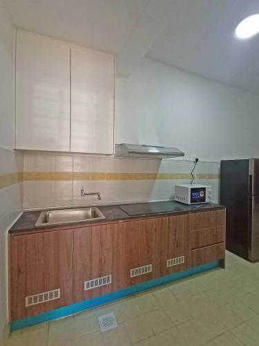 uma cozinha com um lavatório e uma bancada em Ova's Homestay Vista Minintod em Donggongon