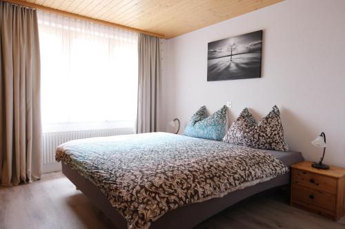 1 dormitorio con cama y ventana grande en Hubertus 112 en Obergesteln