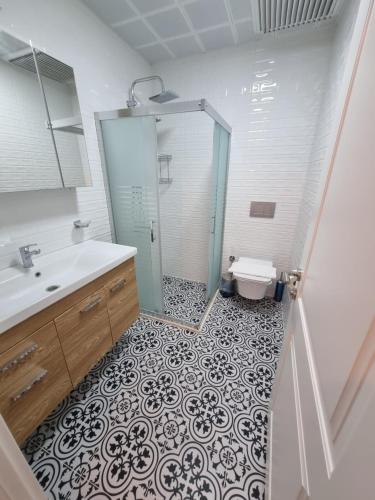 Un baño con ducha, lavabo e inodoro. en Villa Capital Royal Dalyan, en Muğla