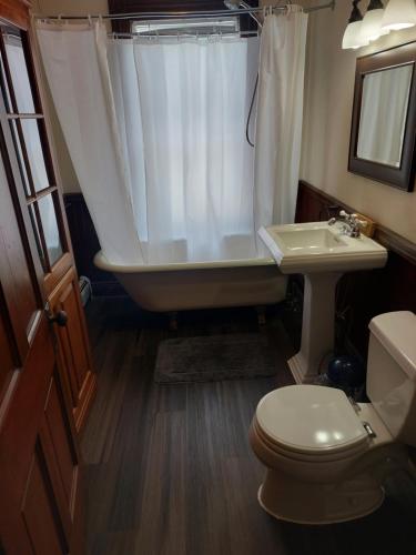 La salle de bains est pourvue d'une baignoire, de toilettes et d'un lavabo. dans l'établissement Terrapin Hostel, à Kingfield