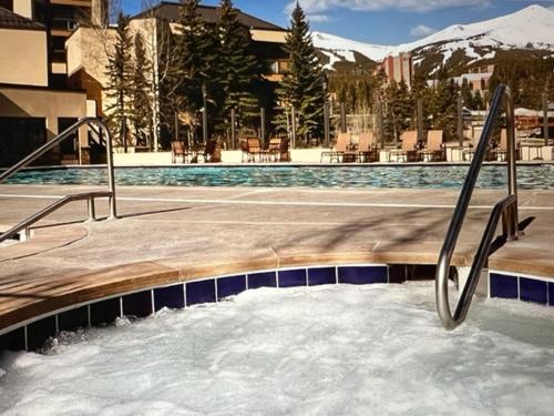 una piscina con nieve en el suelo en Marriott's Mountain Valley Lodge, en Breckenridge