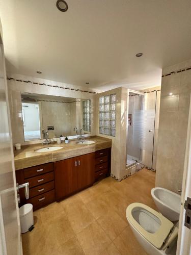 a large bathroom with two sinks and two toilets at Oceans house - Pool, Sauna, 22 Sleeps, 7m to beach in Carcavelos