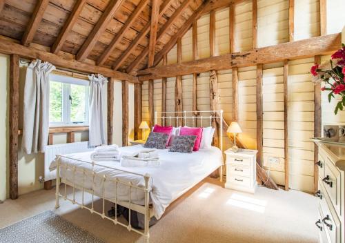 um quarto com uma cama num quarto com paredes de madeira em Vancouver Barn Sutton em Sutton