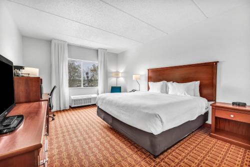 Кровать или кровати в номере Fairfield Inn by Marriott Lumberton