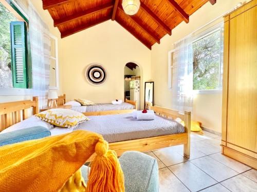 2 Betten in einem Zimmer mit Fenstern in der Unterkunft Renas Studio near Roda by DadoVillas in Roda