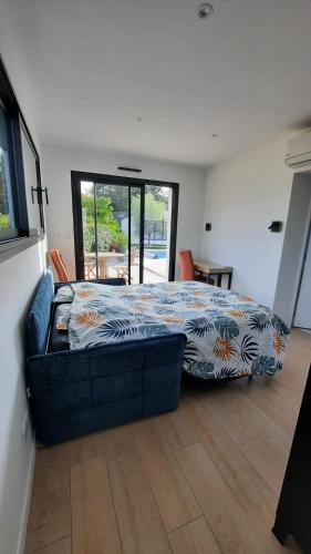 Ένα ή περισσότερα κρεβάτια σε δωμάτιο στο Chambre avec accès privé