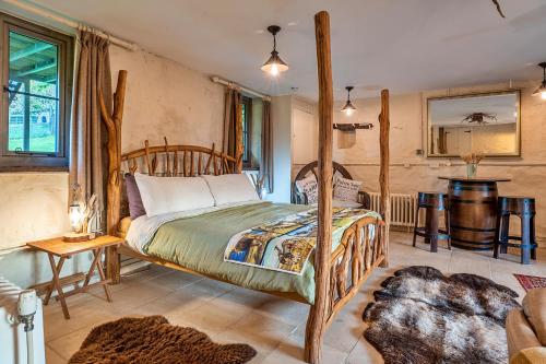 Postel nebo postele na pokoji v ubytování Finest Retreats - Lynx Lodge - Exotic Animal Sanctuary