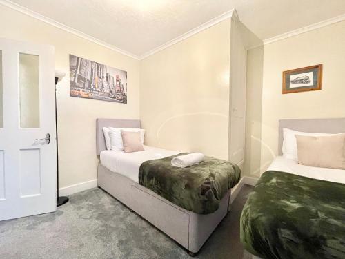 Relax and enjoy a unique home near Canterbury City Centre sleeps up to 5 في كانتربيري: غرفة نوم بسريرين في غرفة