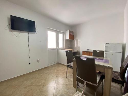 TV a/nebo společenská místnost v ubytování Apartmani Resetar