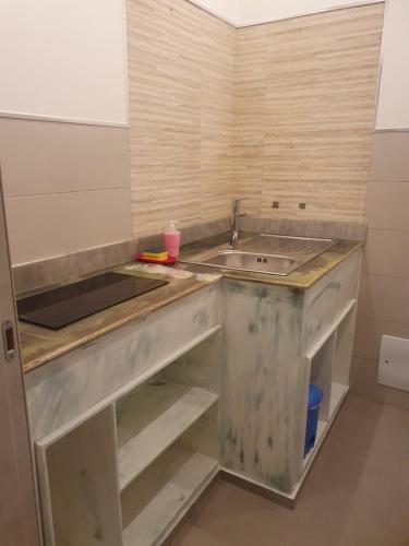 - une cuisine avec un évier et un comptoir dans l'établissement SeA Beach Home, à Torre Lapillo