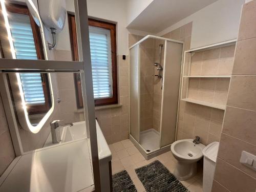 La salle de bains est pourvue d'une douche, de toilettes et d'un lavabo. dans l'établissement Villa Rosa, à Chia
