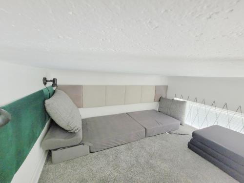 Posteľ alebo postele v izbe v ubytovaní Grand Theater Apartments