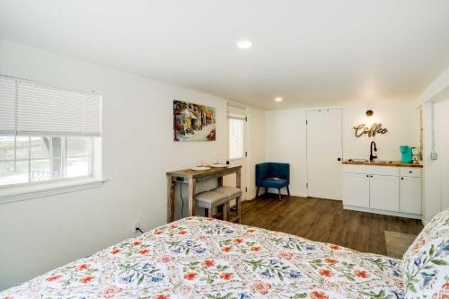 芒廷維尤的住宿－Cozy Studio Less Than 1 Mi to Downtown Mountain View!，一间卧室配有一张床和一张书桌