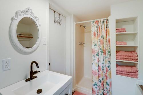 芒廷維尤的住宿－Cozy Studio Less Than 1 Mi to Downtown Mountain View!，白色的浴室设有水槽和镜子