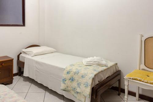 - une chambre avec 2 lits jumeaux et une chaise dans l'établissement Vista Mar em Meia Praia, 6 hóspedes, 2 vagas de estacionamento P2618, à Itapema