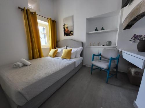 1 dormitorio con 1 cama y 1 silla en Christina's Luxury Village House, en Plaka Milou