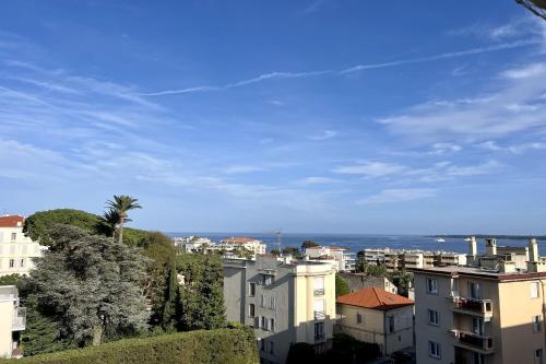 - une vue sur la ville avec ses bâtiments et l'océan dans l'établissement 2 room apartment with sea view, à Cannes