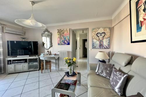 un salon avec un canapé et une table dans l'établissement 2 room apartment with sea view, à Cannes