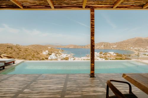 a swimming pool with a view of the ocean at Villa Mirabilis in Ios Chora