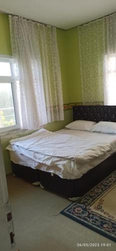 Un pat sau paturi într-o cameră la a peaceful holiday in a village environment