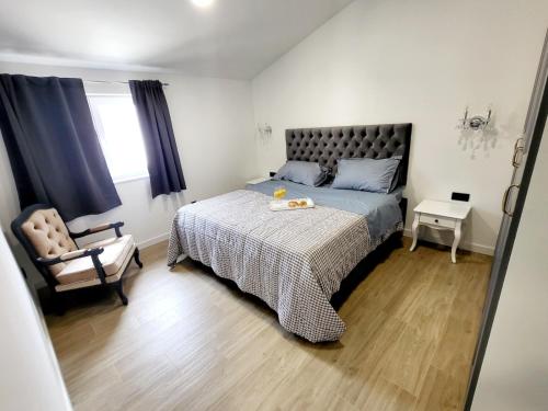 - une chambre avec un lit, une chaise et une fenêtre dans l'établissement SPLIT VIEW 2 Bedrooms LUXURY APARTMAN 90 m2, à Klis