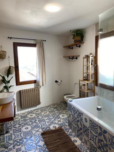 bagno con vasca, servizi igienici e finestra di Farm house in Ribeira Sacra a O Carballo