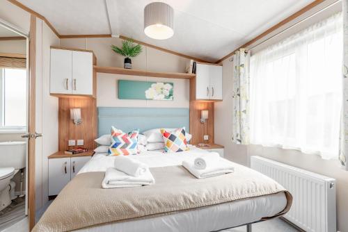 Postel nebo postele na pokoji v ubytování The Caledonia Lodge near St Andrews
