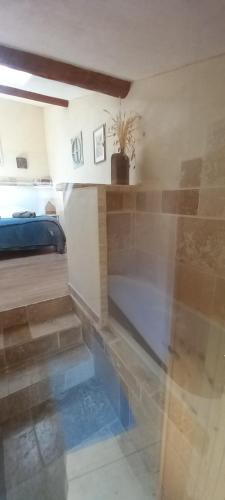 une chambre avec un lit et des escaliers avec une plante en pot dans l'établissement Alma Bella, à Le Péage