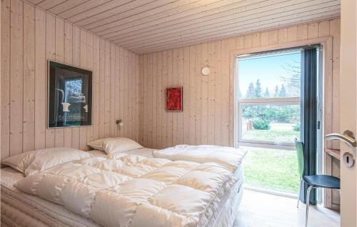 uma cama grande num quarto com uma janela em Beautiful Home In Rnne With Wifi em Rønne