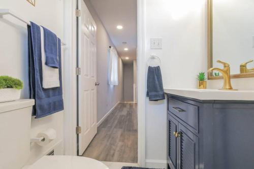 een badkamer met een wastafel en een blauwe kast bij Vibrant Island Home - 3 Bedrooms and 2 Bathrooms in Atlantic City