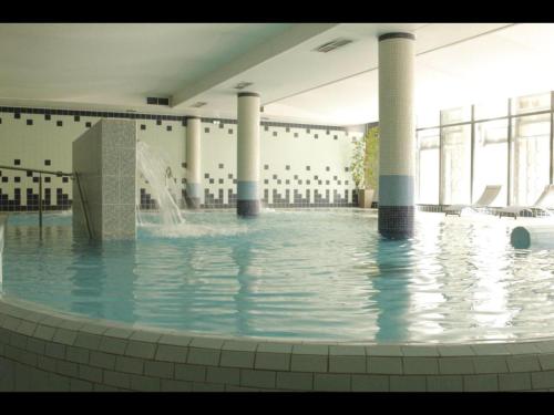 una piscina con una fuente en un edificio en Le gîte de Gascogne en Lectoure