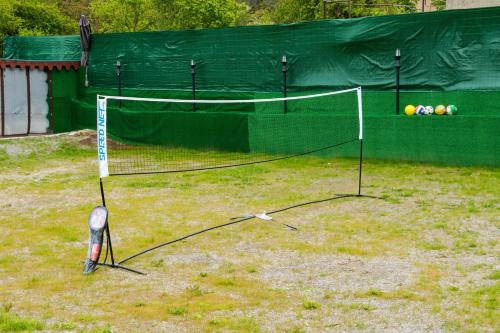 una rete su un campo da tennis in un campo di Guest House Galabnik, Bulgaria a Gŭlŭbnik