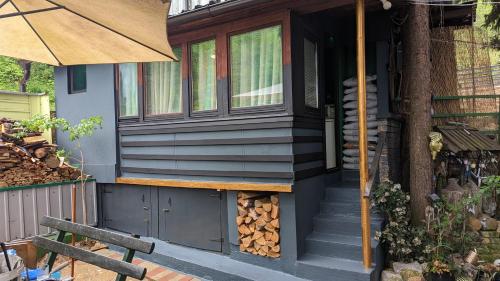 una casa con un mucchio di legna da ardere sulle scale di Holiday Home Nature Neno a Visoko