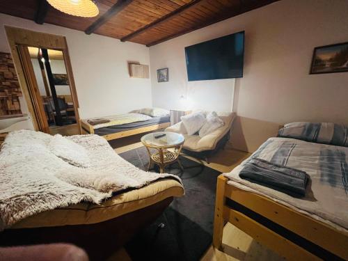 Una cama o camas en una habitación de Apartmá Luxura