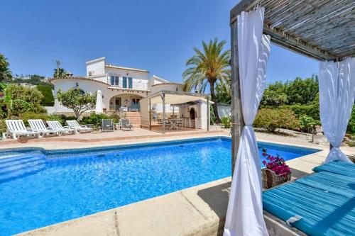 Villa con piscina y casa en Villas Guzman - Pura Vida, en Moraira