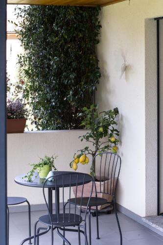 a table and chairs sitting on a patio at B&B Il Vigneto in Melano