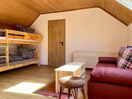 מיטה או מיטות קומותיים בחדר ב-Ferienhaus Mariental