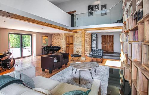 un salon avec une table et un piano dans l'établissement Stunning Home In Etoile Sur Rhône, à Étoile-sur-Rhône