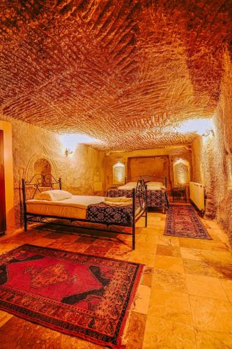 Alaca Cave Cappadociaにあるベッド