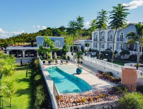 uma imagem de uma piscina num resort em Vila Pugliesi Hotel Boutique em Lençóis