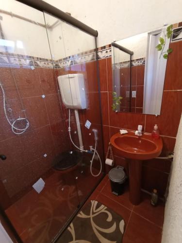 Bilik mandi di Hostel do Gui