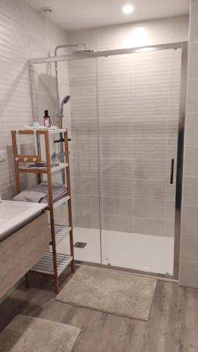 een douche met een glazen deur in de badkamer bij Bulles d'Evasion in Avize