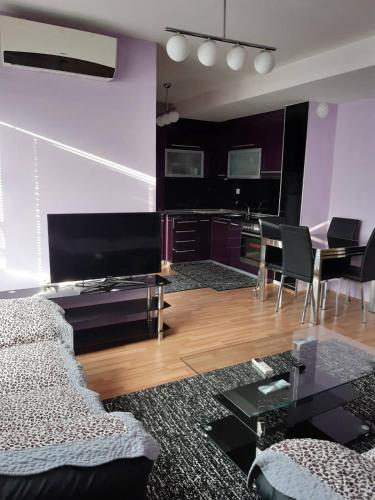 salon z kanapą i stołem z krzesłami w obiekcie Ana Apartment w Ochrydzie