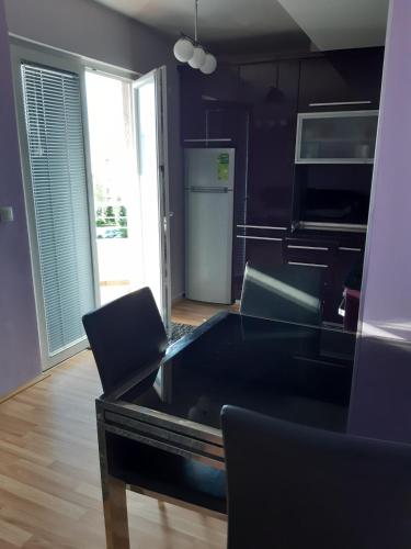 kuchnia ze stołem i krzesłami w pokoju w obiekcie Ana Apartment w Ochrydzie