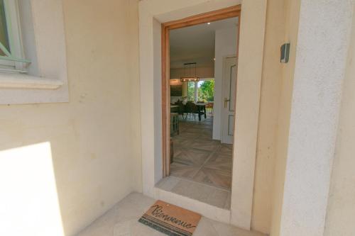 a hallway leading into a house with a mirror at Villa Aixela 220m2 - 4ch - Piscine & Jardin 3000m2 in Fayence