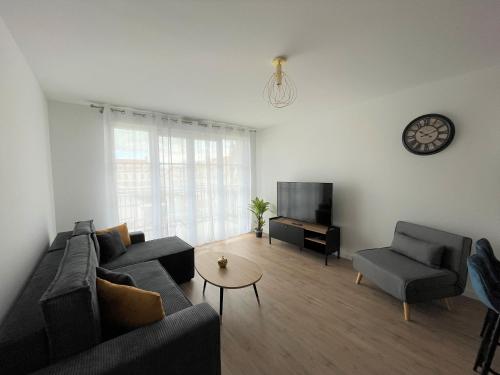 a living room with a couch and a tv at Disneyland-Paris - 5 pers Netflix, Parking, Wifi in Serris