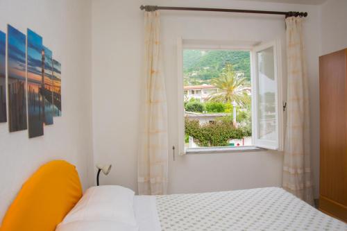 una camera con letto e finestra di Hotel Villa Mena a Ischia