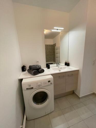 a bathroom with a washing machine and a sink at Disneyland-Paris - 5 pers Netflix, Parking, Wifi in Serris